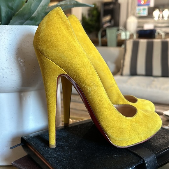Yellow Suede Louboutin heels - Picture 3 of 10